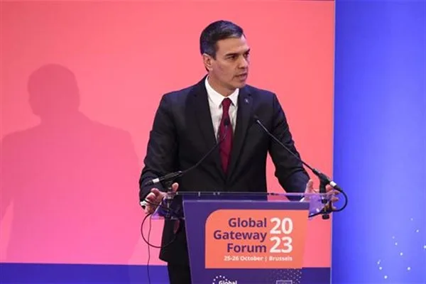 Sanchez, Fransız nişanlarına layık görülen Almodovar ve Cercas’ı tebrik etti
