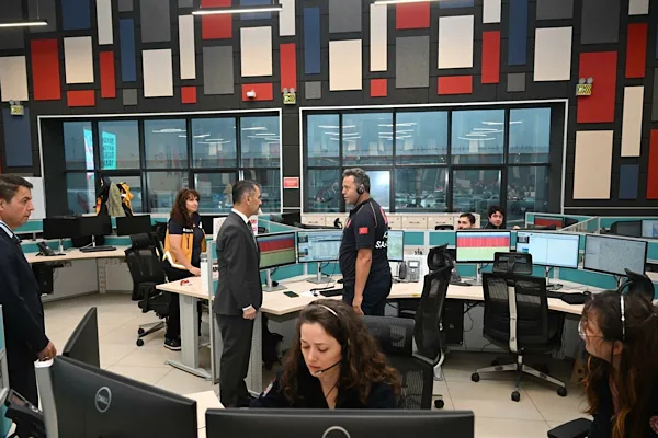 Kocaeli Valisi Aktaş, 112 Acil Çağrı Merkezi’nde incelemelerde bulundu