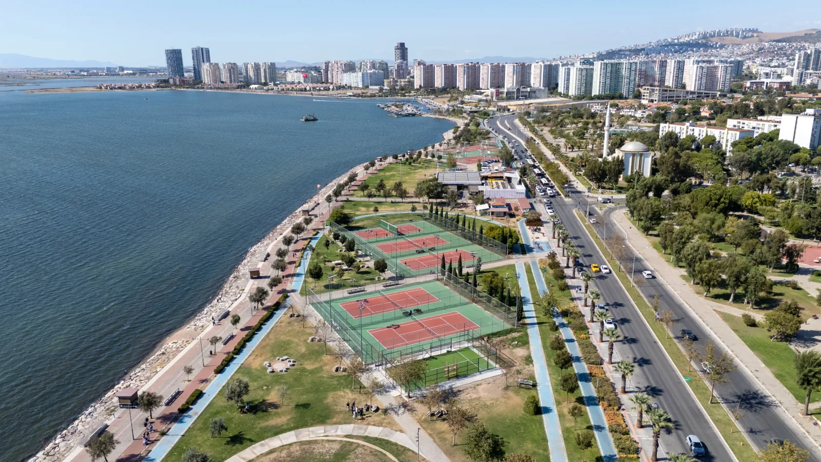 Bostanlı’daki iki padel kortunun ekim ayında hizmete alınması planlanıyor
