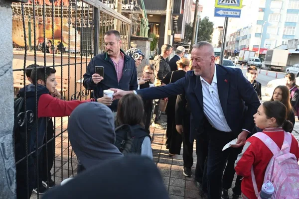 Karacabey’de öğrencilere sıcak çorba ikramı
