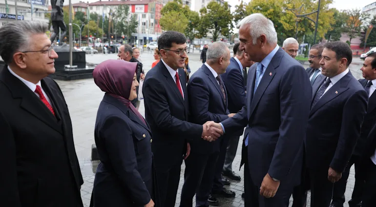 Bakan Ersoy, Kütahya’da il protokolü tarafından karşılandı
