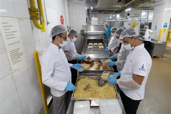 İzmir’de günlük 42 bin kişilik sıcak yemek üretiliyor
