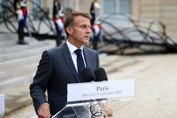 Macron: Saint-Pierre ve Miquelon'u tercih edin