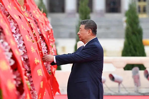Xi Jinping ve Çinli liderler, Şehitler Günü’nde ulusal kahramanları andı