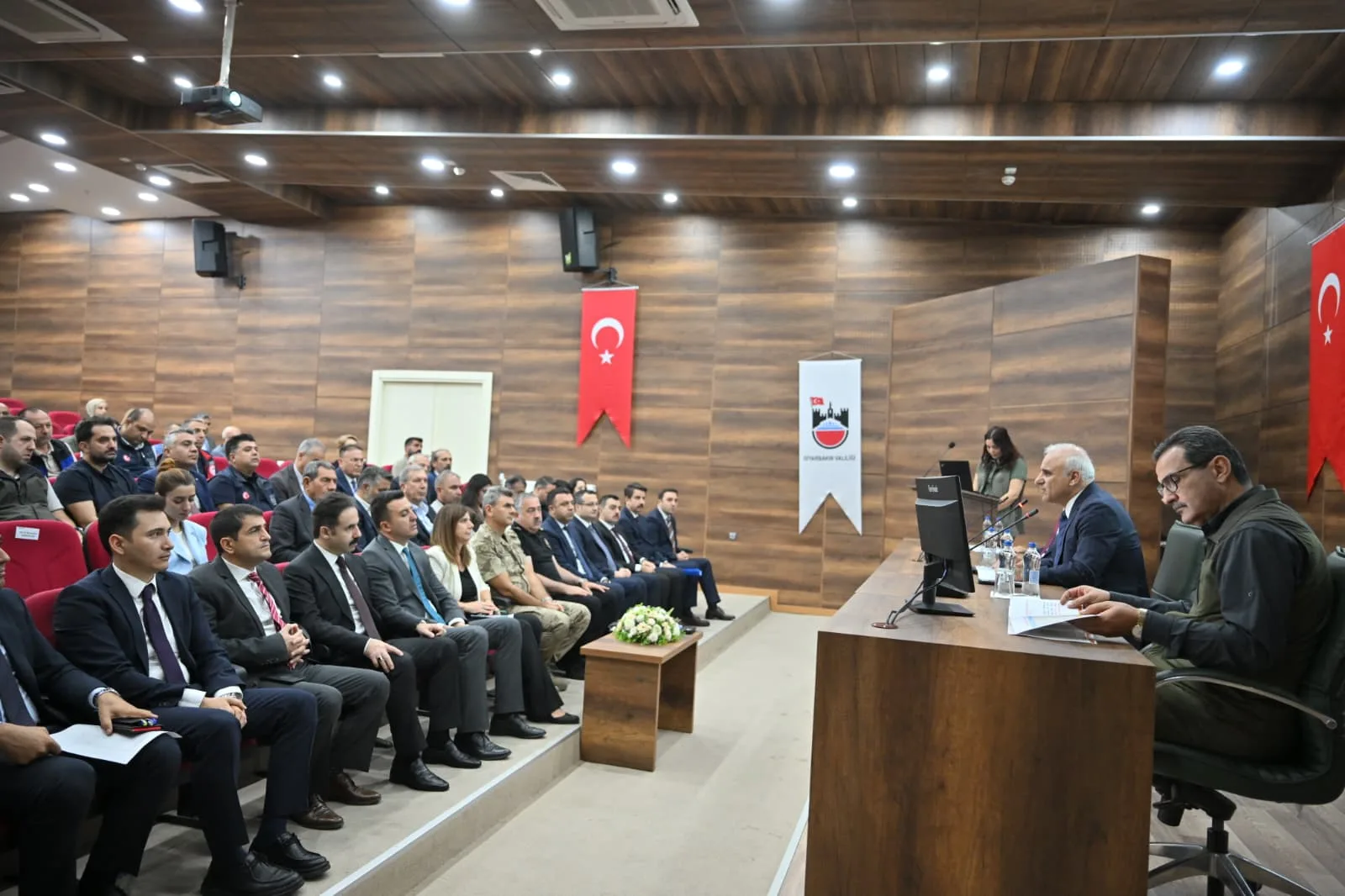 Diyarbakır’da sahipsiz hayvan çalışmaları ve belediyelerin toplama takvimi ele alındı