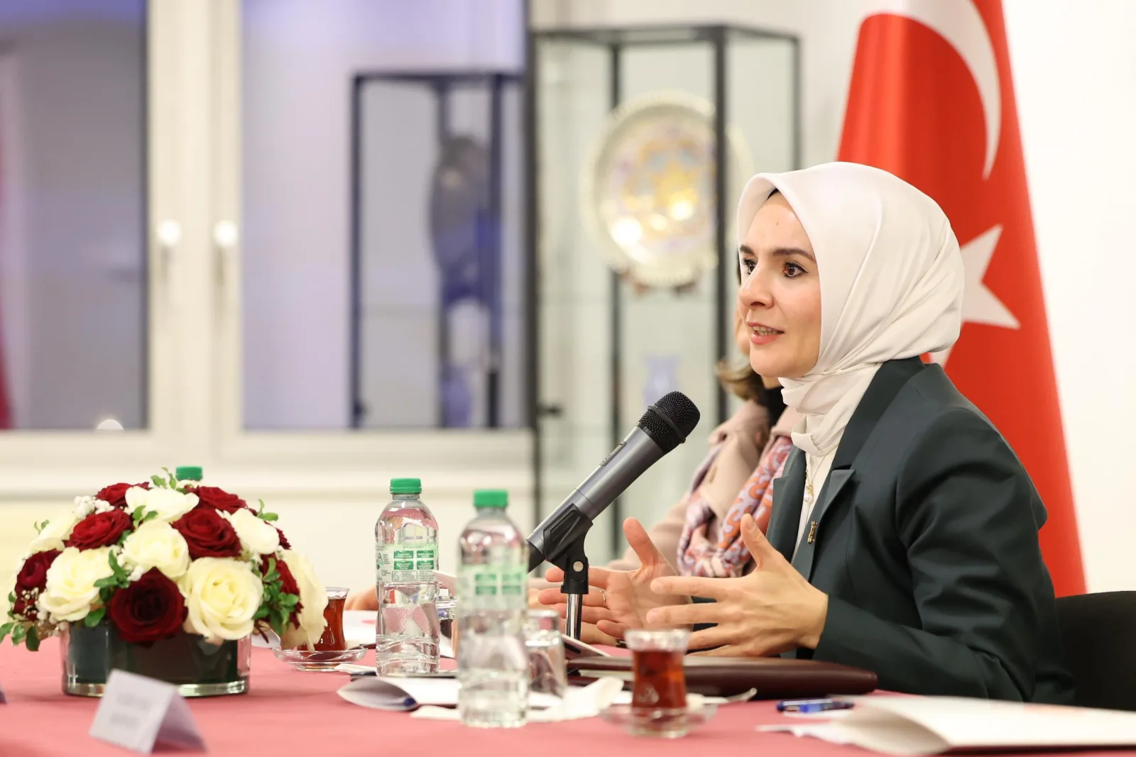 Göktaş, çocuk kitabı yazarı Jenny Molendyk Divleli ile görüştü