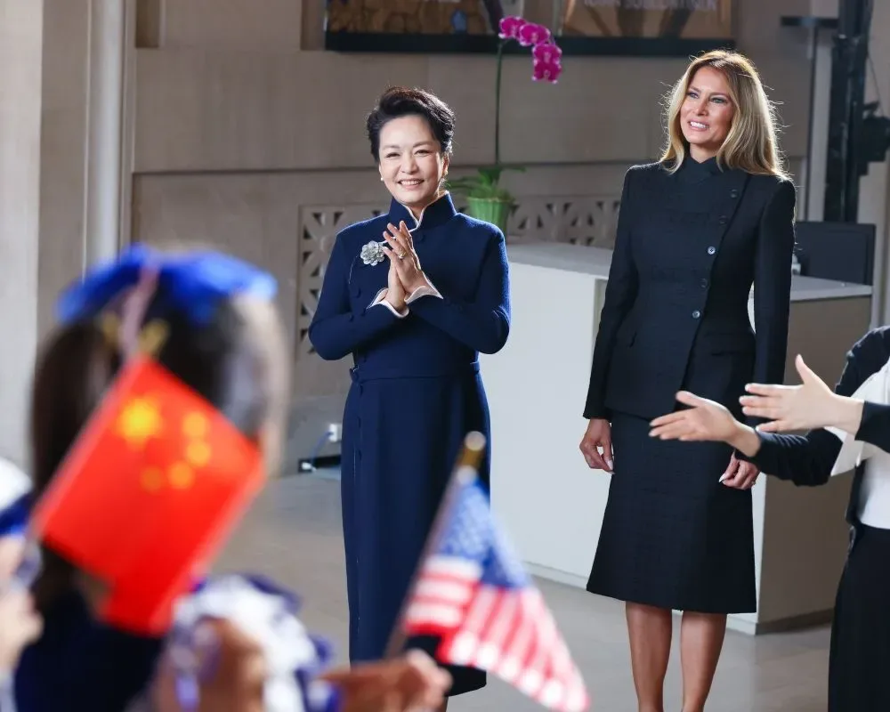 Peng Liyuan ve ABD Başkanı Trump’ın eşi Melania, Ulusal Asya Sanatı Müzesi’ni ziyaret etti