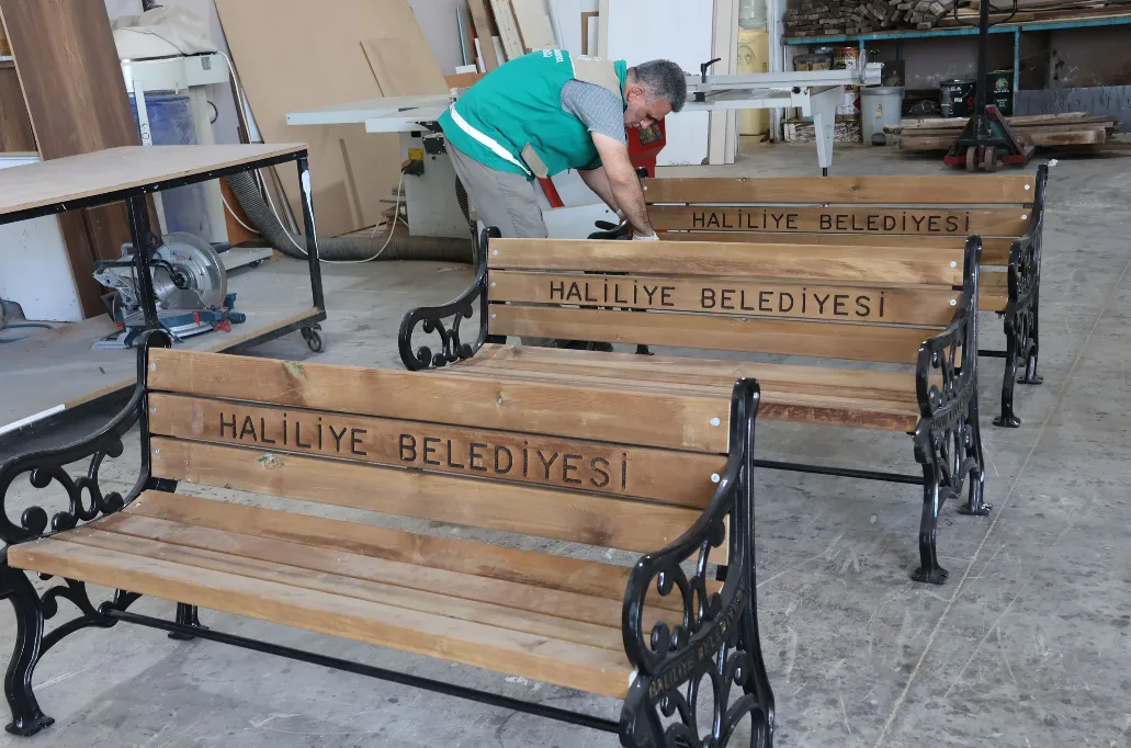 Haliliye Belediyesi kent mobilyalarını kendi atölyelerinde üretiyor