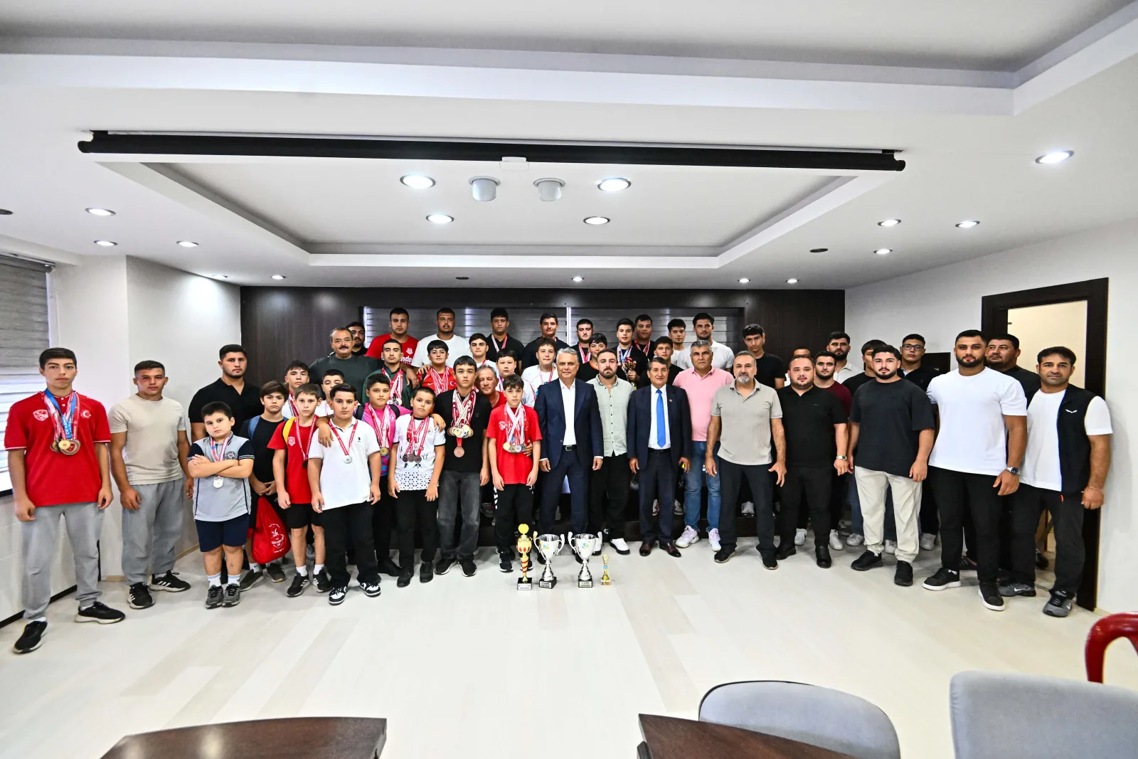 Başkan Uysal, Muratpaşa Belediyespor güreşçileriyle bir araya geldi