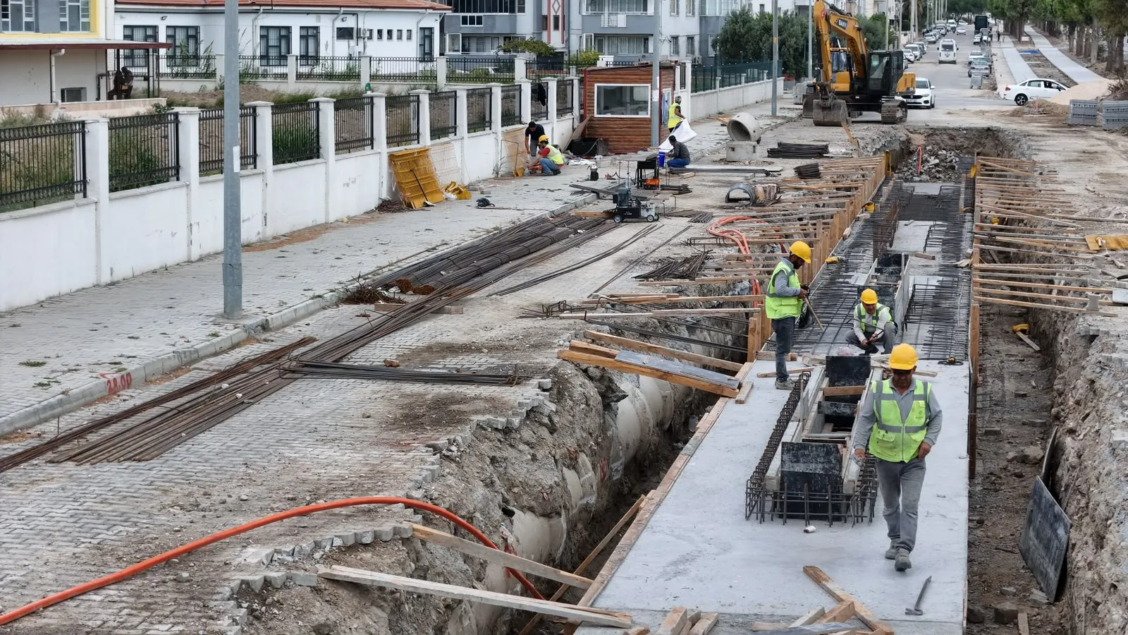 Söke Halil Öcal Caddesi’nde yağmur suyu menfezi çalışması sürüyor