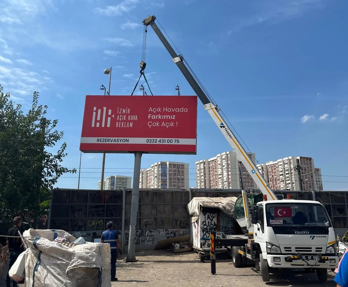 İzmir Büyükşehir Belediyesi'nden Karşıyaka'daki reklam ünitelerine ilişkin açıklama