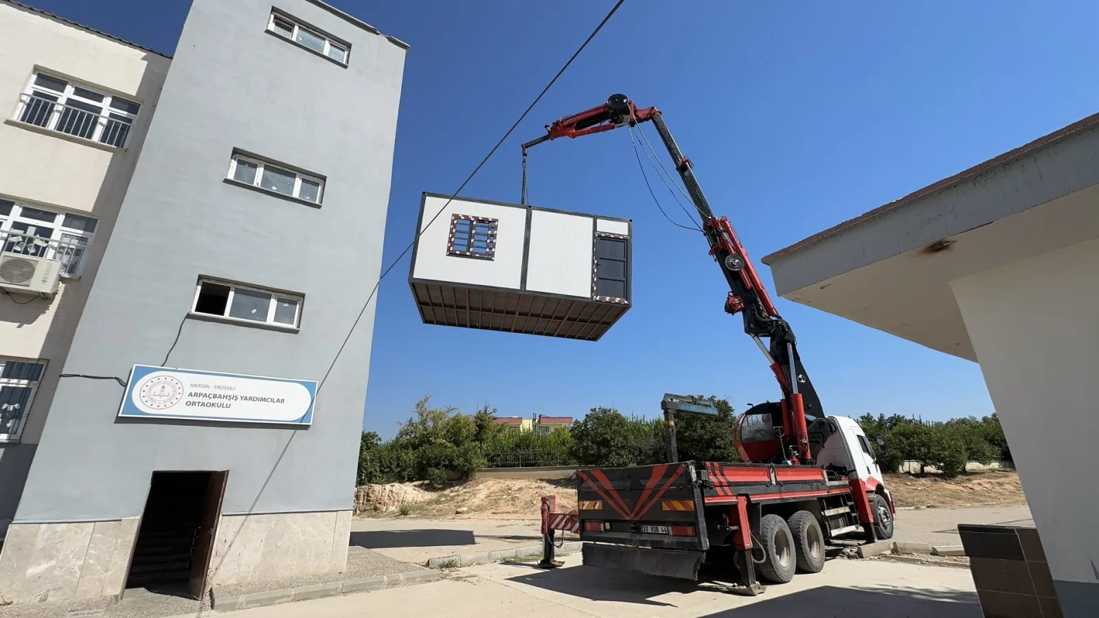 Erdemli Belediyesi, ürettiği konteyner derslikleri okula teslim etti
