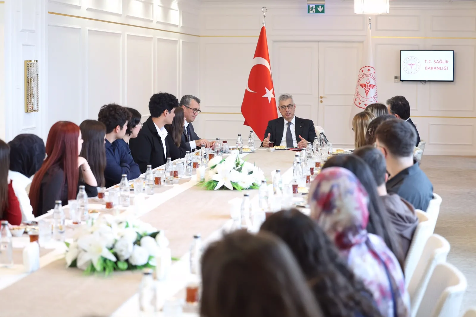 Bakan Memişoğlu, tıp fakültesine dereceyle yerleşen öğrencilerle buluştu