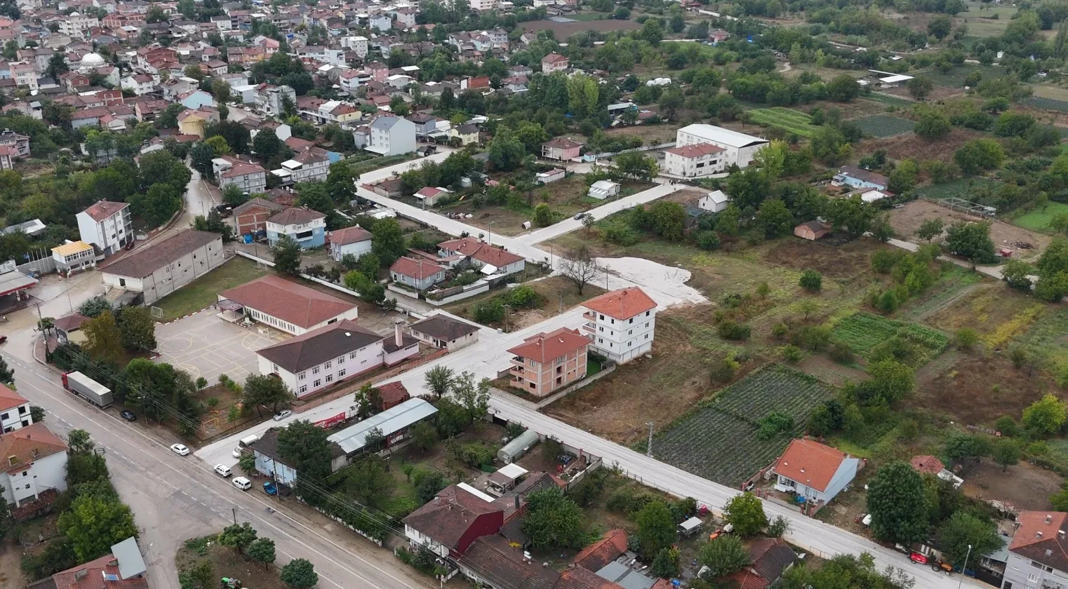İnegöl’de Kurşunlu Mahallesi’ndeki 8 sokakta sathi kaplama yapıldı