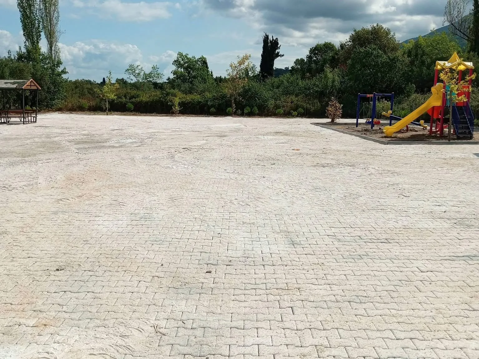 Orhangazi'de Karsak Mesire Alanı'na 1.800 metrekarelik parke düzenlemesi