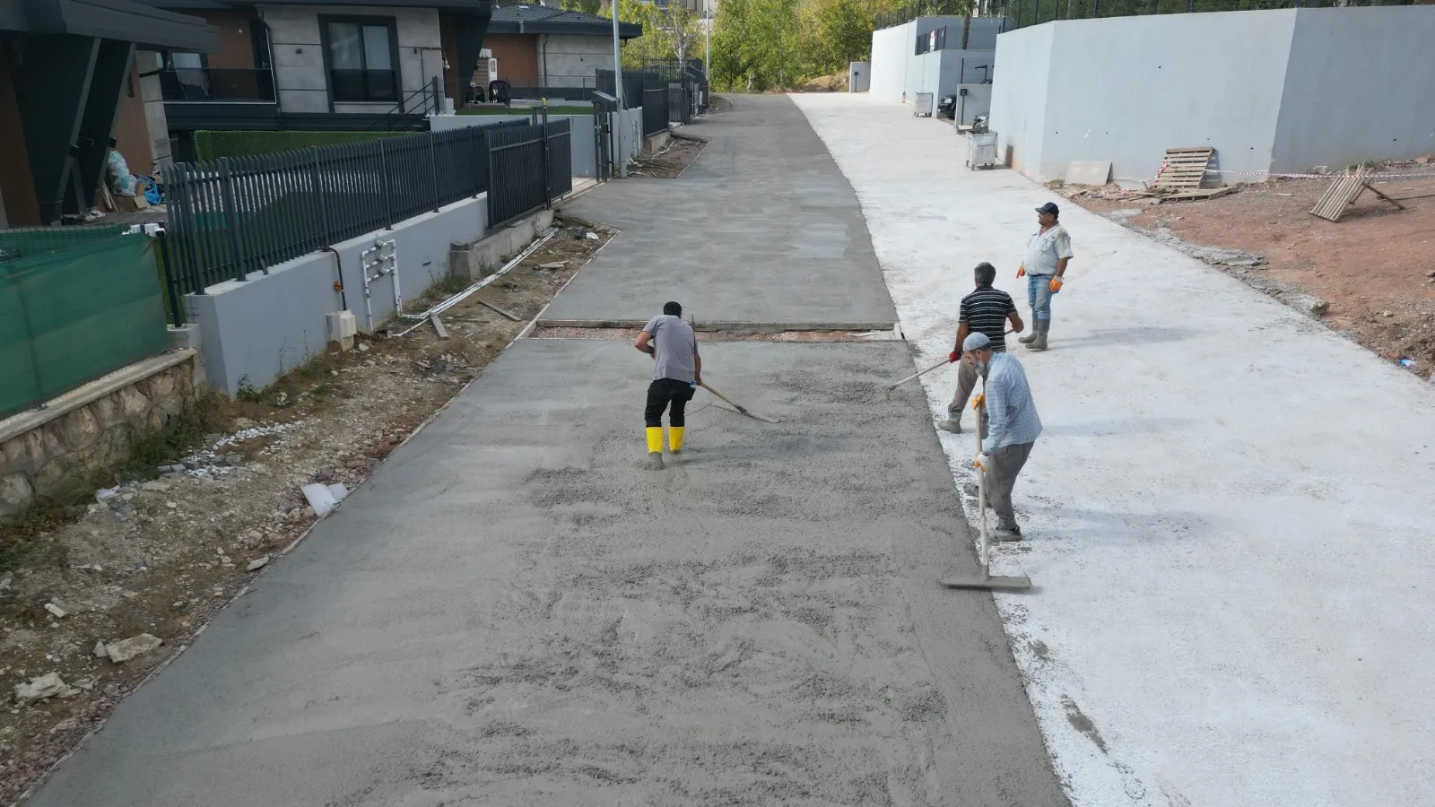 İzmit Belediyesi, Kabaoğlu’nda beton yol çalışmalarını sürdürüyor