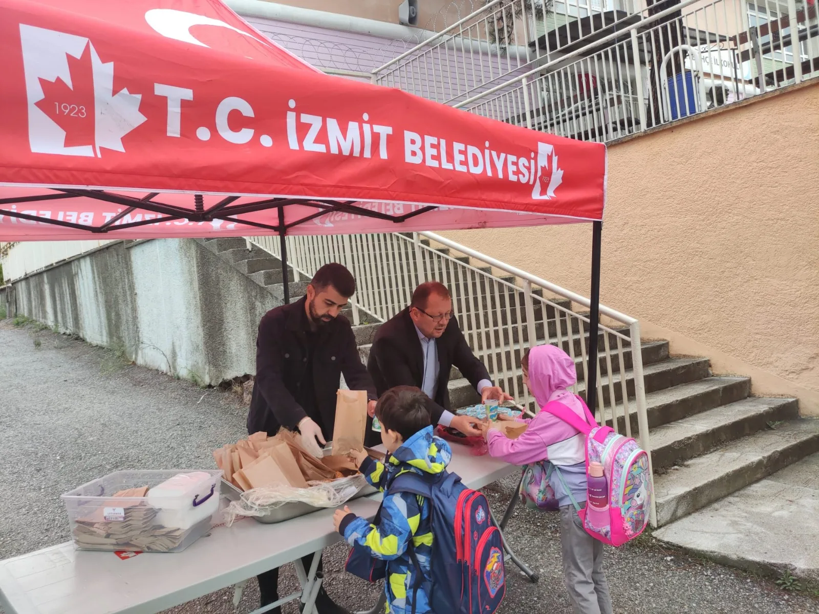 İzmit’te Beslenme Saati Projesi kapsamında üç okulda ayran ve börek ikram edildi