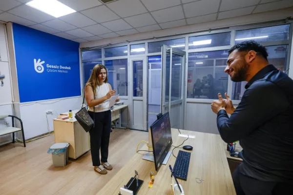 İzmir’de işitme engelli yurttaşlar için erişilebilir hizmetler sürüyor