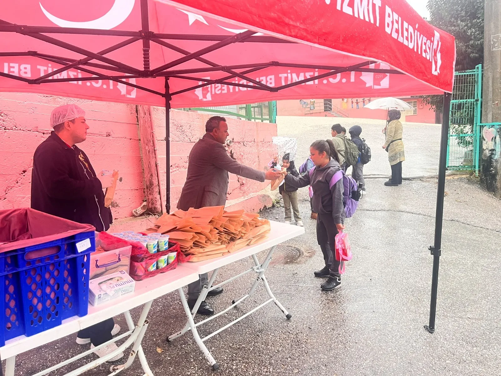 İzmit’te öğrencilere beslenme ürünleri dağıtıldı