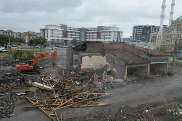 Çorum’da Genç Park Projesi kapsamında kamulaştırılan yapılarda yıkım sürüyor