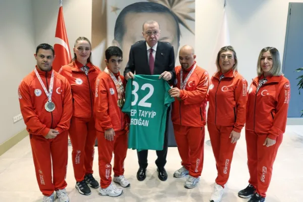 Erdoğan, Türkiye Özel Sporcular Spor Federasyonu temsilcileri ve sporcuları kabul etti