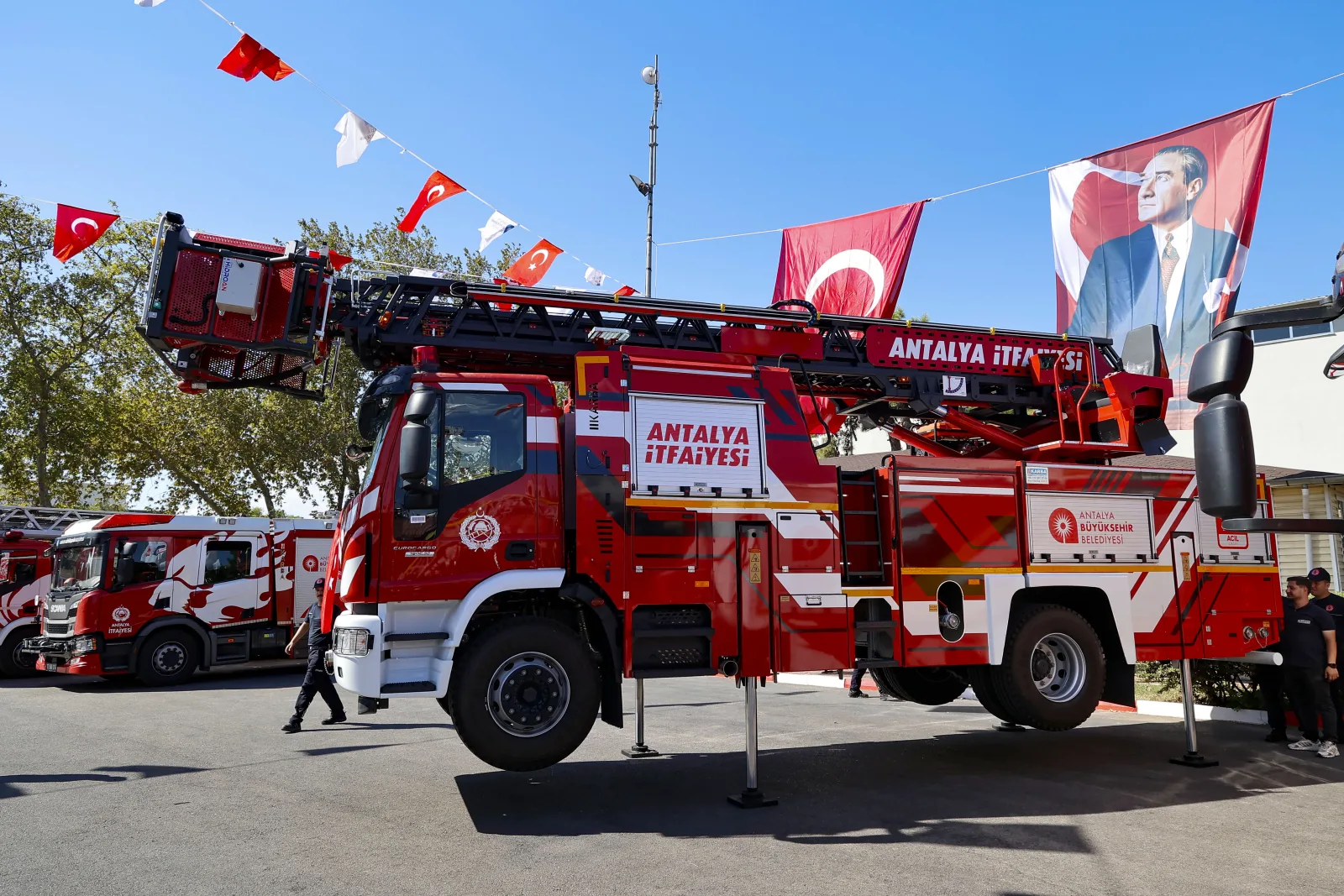 Antalya Büyükşehir Belediyesi itfaiye filosunu 24 yeni araçla güçlendirdi