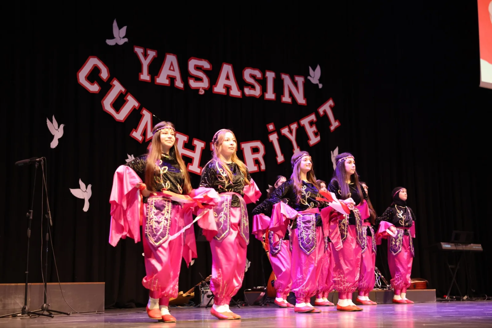 Çayırova’da 29 Ekim Cumhuriyet Bayramı törenle kutlandı