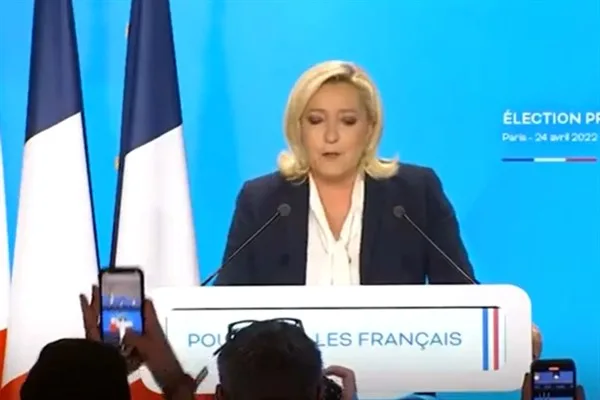 Le Pen: Bir halk boyun eğmeyi reddederse hiçbir yenilgi kesin değildir