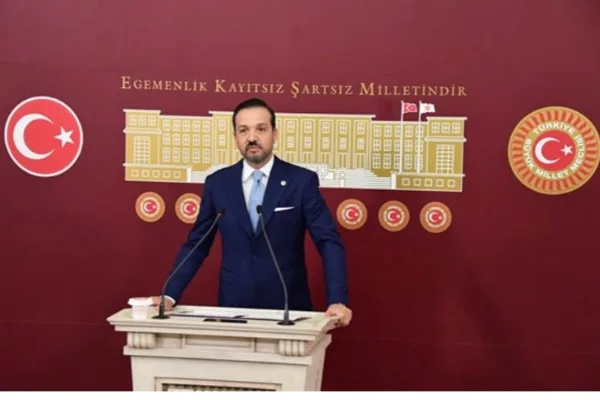 Zorlu: “Kurultay Fenomeni” adlı eser Cumhurbaşkanı Erdoğan’a sunuldu