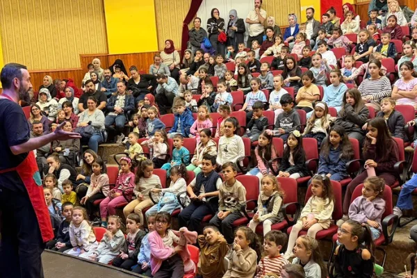 Yıldırım’da “Evden Uzakta” çocuk tiyatrosu ilgi gördü