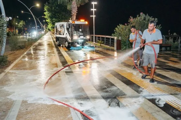 Alanya’da cadde, çarşı ve yürüyüş yollarında yol yıkama çalışmaları sürüyor