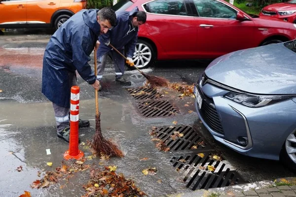Beylikdüzü’nde sağanağın yol açtığı su baskını ve olumsuzluklara müdahale ediliyor