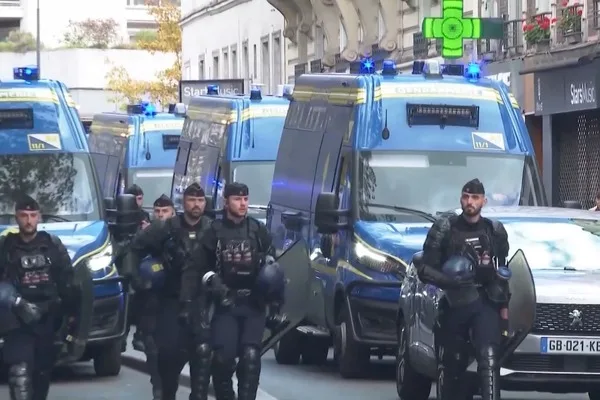Fransa'daki protestolarda yaklaşık bin kişi gözaltına alındı