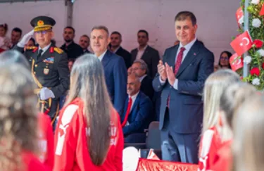 İzmir’de 29 Ekim Cumhuriyet Bayramı törenlerle kutlandı