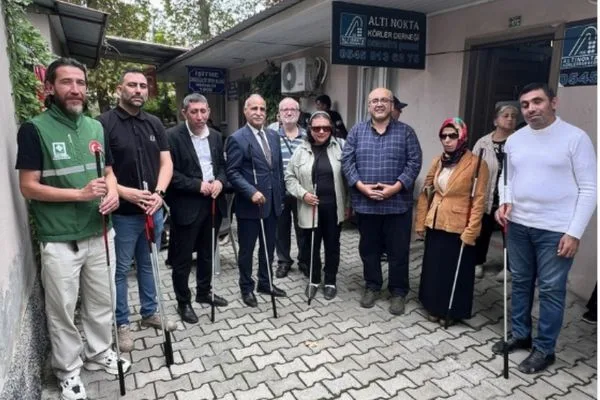 Osmaniye Belediyesi, görme engellilere 50 beyaz baston hediye etti