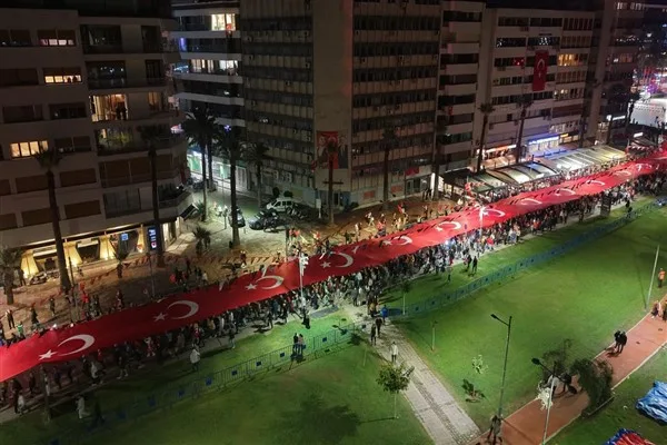 İzmir’de Cumhuriyet Bayramı, bin dronlu ışık gösterisi ve Ceza konseriyle kutlandı