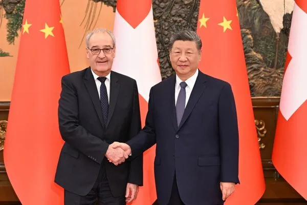 Xi Jinping, İsviçre Konfederasyonu Başkanı Guy Parmelin’i kabul etti