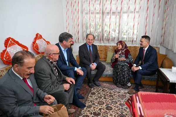 Vali Aktaş, Cumhuriyet’in ulu çınarlarını evlerinde ziyaret etti
