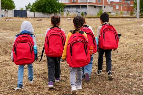 Diyarbakır Büyükşehir Belediyesi’nden 280 öğrenciye çanta ve kırtasiye desteği