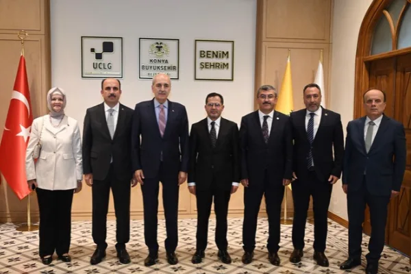 Kurtulmuş’a Gazze temalı “40 Çizgi 40 Öykü” kitabı takdim edildi