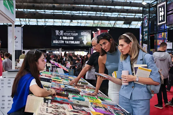 Antalya Kitap Fuarı’nda öğrenciler kitapları inceliyor