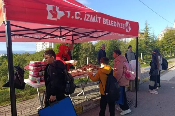 İzmit’te Beslenme Saati Projesi kapsamında üç okulda ikram dağıtıldı