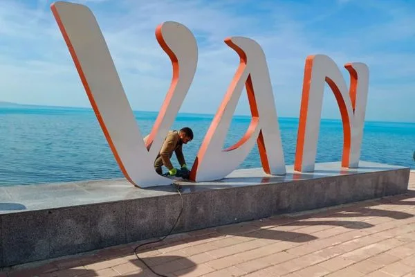 Van Sahil Yolu’ndaki “I Love Van” yazısının yerine “Van Hatırası” görseli yerleştirildi