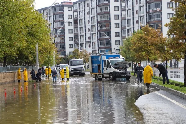 DİSKİ ekipleri, sağanağın oluşturduğu su birikintilerine müdahale etti