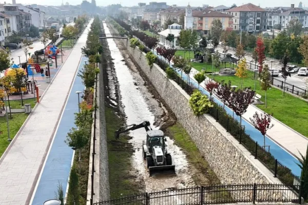 İnegöl Belediyesi, kanalı yağışlara karşı güvenli hale getirmek için temizliyor