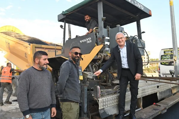 Kumluca'da 600 metrelik güzergâhta asfalt çalışması sürüyor