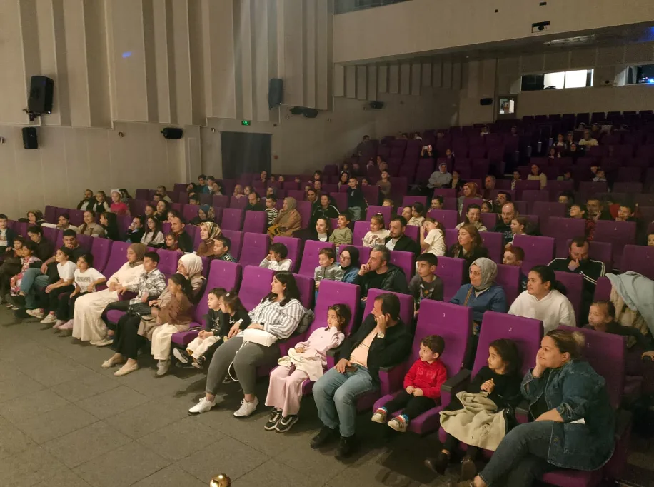 Trabzon’da çocuklar tiyatro gösterileriyle eğlenirken farklı hikâyelerden öğrendi
