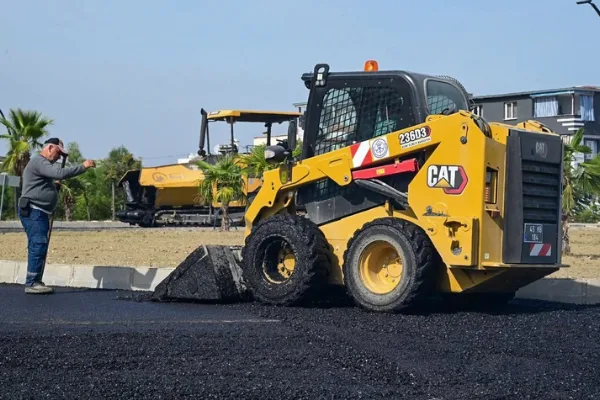Manisa’da Cider Yolu ve Menemen Caddesi’nde sıcak asfalt çalışmaları sürüyor