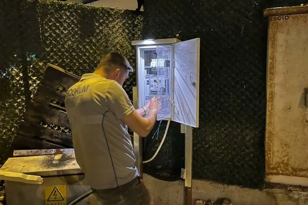 Bodrum Belediyesi ekipleri mahallelerde aydınlatma ve anons sistemleri için çalışıyor