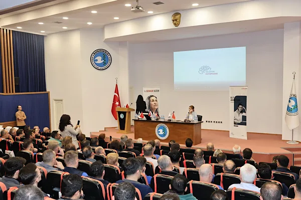 Elit Andaç Çam, Sennur Sezer’in şiirlerini liseliler ve fabrika işçileriyle buluşturdu